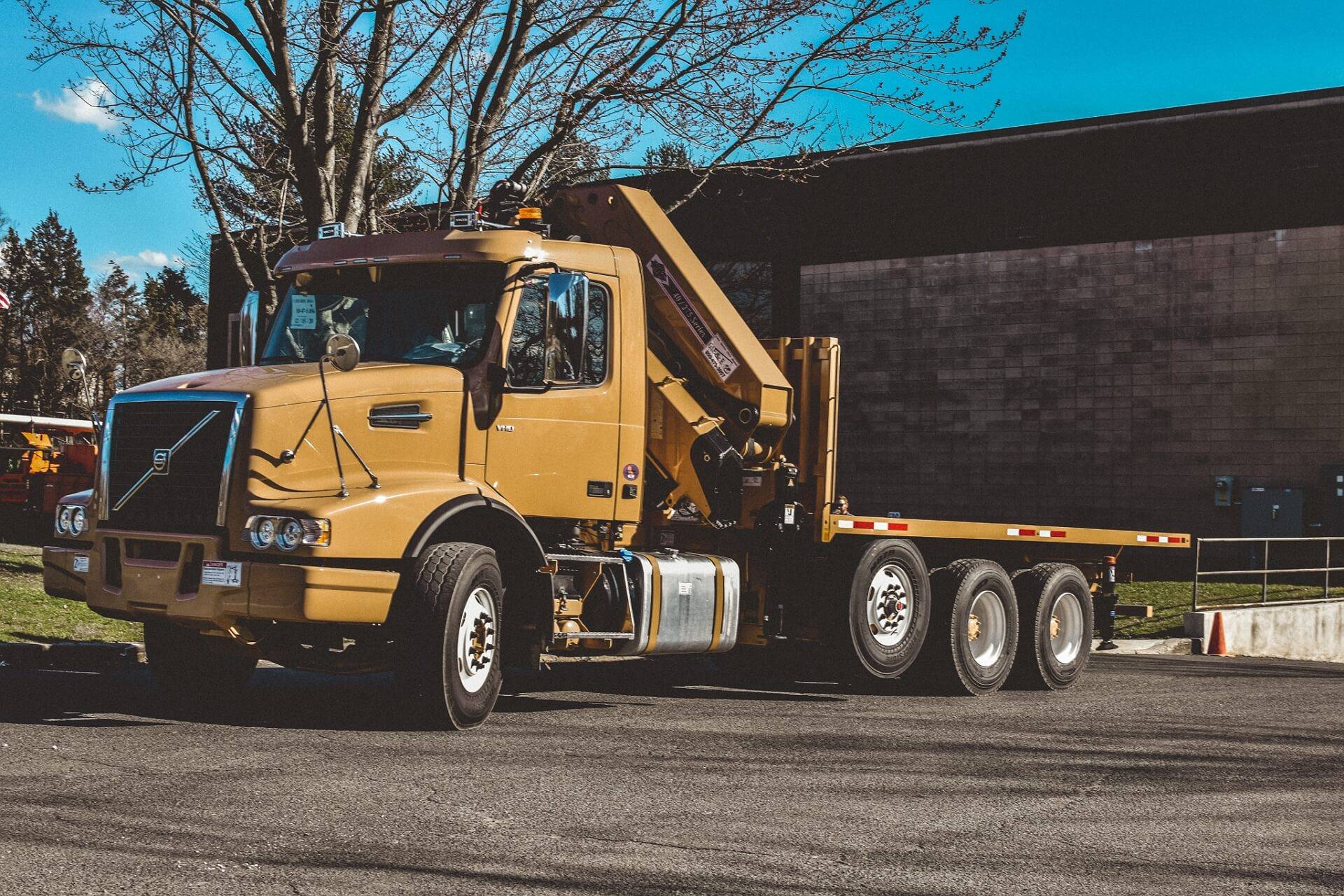 Brown Volvo mounted with IMT40/275 Knuckleboom Brown Volvo IMT 40/275